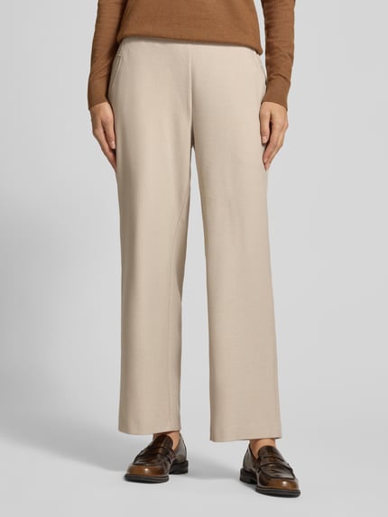 Frauenmodel trägt Regular Fit Gerade Hose mit Viskose-Anteil Modell 'Sue' von TONI in Beige, glatte Textur, Damen Gerade Hose von TONI, Nahaufnahme Unterkörper.