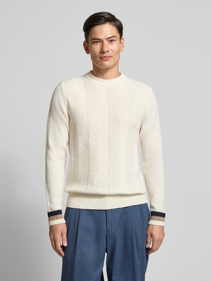 Männermodel trägt Strickpullover mit gerippten Abschlüssen von Maerz, Reine Schurwolle, Regular-Fit, Rundhalsausschnitt, cremefarben, Ganzkörperansicht von vorne.