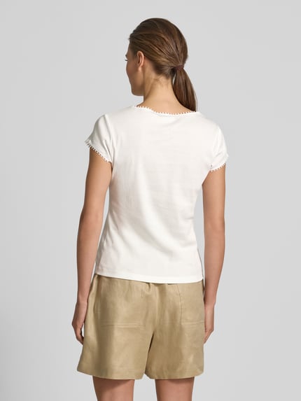 Frauenmodel trägt T-Shirt mit Rundhalsausschnitt von comma in Weiß, reine Baumwolle, Regular Fit, Feinripp, Rückansicht Ganzkörperansicht.