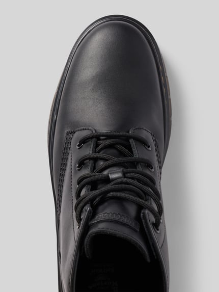 Produktfoto, czarne kozaki z naturalnej skóry z naszywką z logo, profilowana podeszwa, model 'Brookline Chukka' od Dr. Martens, wiązanie, zaokrąglony czubek, wysokość obcasa w rozmiarze 44: 4 cm, wysokość cholewki w rozmiarze 44: 14 cm, szerokość cholewki w rozmiarze 44: 11 cm
