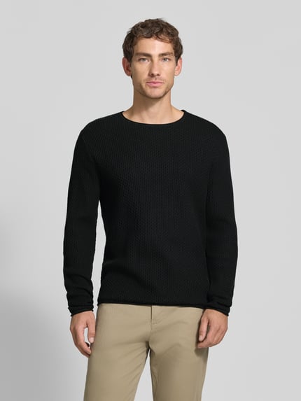Männermodel trägt Strickpullover mit Struktur-Muster Modell 'BLUMASON' von JACK & JONES in Schwarz, reine Baumwolle, gerade Form, Nahaufnahme Oberkörper.