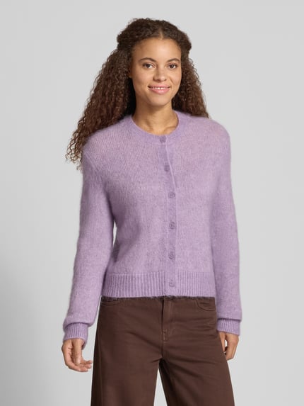Frauenmodel trägt Cardigan aus Mohair mit Label-Schriftzug von Marc O'Polo in Flieder, Strickoptik, Regular Fit, Rundhals, Ganzkörperansicht von vorne.