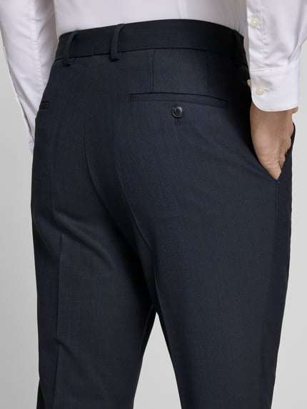 Mężczyznamodel nosi Slim Fit Anzug mit Schurwoll-Anteil Modell 'HUGE' von BOSS, ciemnogranatowy, drobny wzór, kieszenie tylne, krój slim fit, detailaufnahme tył