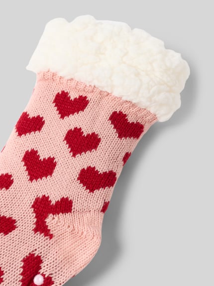 Produktfoto, Kuschelsocken mit Kunstfellbesatz Modell 'Heart' von CAPELLI NEW YORK, różowy z czerwonym wzorem serca, tekstura dzianiny, puszysty mankiet, damskie skarpetki z wypustkami