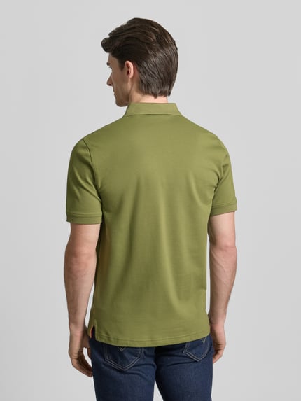 Männermodel trägt Regular Fit Poloshirt mit Logo-Stitching von Gant in Olivgrün, elastischer Baumwoll-Mix, Rückansicht Ganzkörperansicht