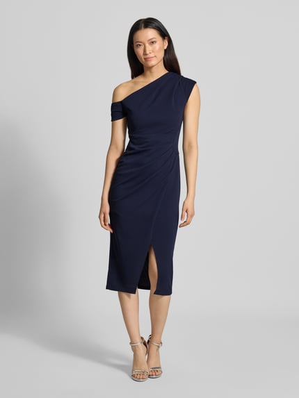 Vrouwenmodel draagt Knielanges Kleid mit Gehschlitz van Lipsy, donkerblauw, elastische materiaalmix, slim fit, off-shoulder-design, asymmetrische look, loopsplit, knielengte, ruglengte maat 36: 105 cm, borstwijdte maat 36: 41 cm, mouwlengte maat 36: 23 cm, effen structuur, volledige lichaamsaanzicht van voren.