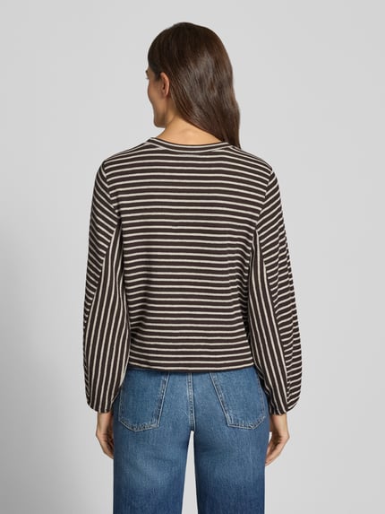 Frauenmodel trägt Sweatshirt im Allover-Look Modell 'Sofia' von MSCH Copenhagen, braun-weiß gestreift, Baumwoll-Mix, Ganzkörperansicht Rückansicht.