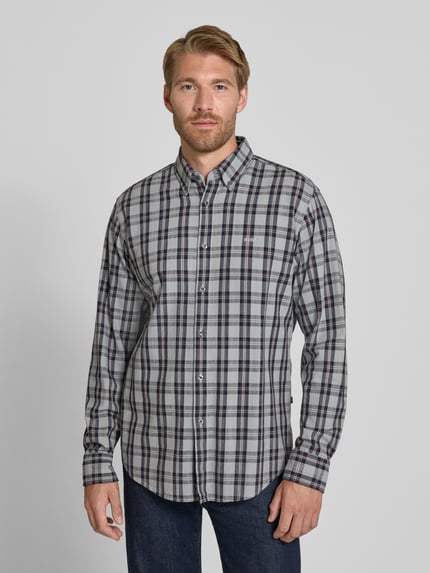 Männermodel trägt Regular Fit Freizeithemd aus Baumwoll-Viskose-Mix Modell 'Ricoplus_M' von BOSS Orange, kariert, Ganzkörperansicht von vorne.