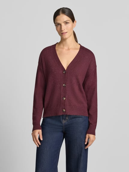 Frauenmodel trägt Cardigan mit V-Ausschnitt Modell 'VIRIL' von VILA in dunklem Rot, aus Viskose-Mix, Straight Fit, Knopfleiste, Ganzkörperansicht von vorne.