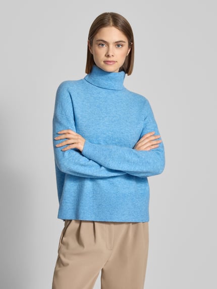 Frauenmodel trägt Regular Fit Rollkragenpullover aus Schurwoll-Mix von Marc O'Polo Denim in melierter Optik, Stricktextur, Nahaufnahme Oberkörper.