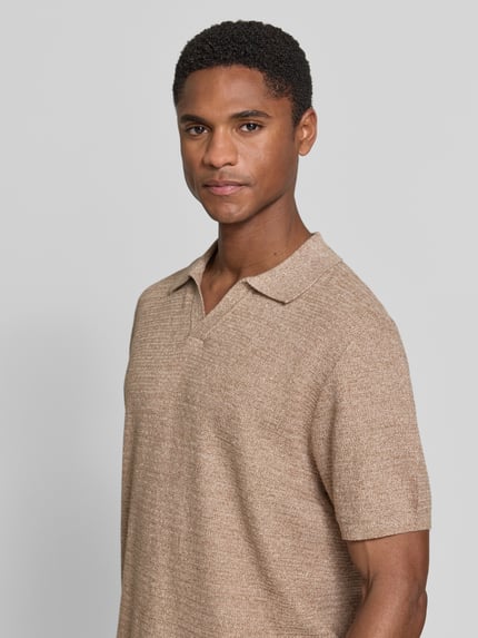 Männermodel trägt Regular Fit Poloshirt in Strick-Optik von JAKE*S STUDIO MEN aus Reine Baumwolle, Nahaufnahme Oberkörper.