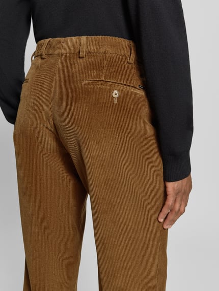Männermodel trägt Cordhose mit Gesäßtaschen Modell 'PARMA' van Hiltl, katoen, rechte snit, detailopname achterkant.
