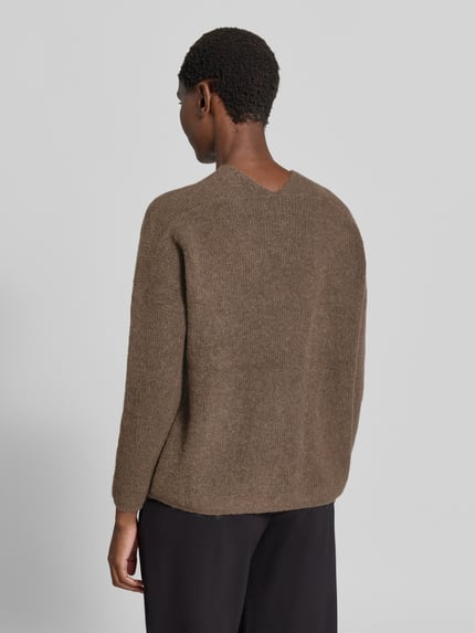 Frauenmodel trägt Strickpullover aus Woll-Mix mit V-Ausschnitt Modell 'THORA' von MOS MOSH in Braun, lockere Textur, Ganzkörperansicht Rückansicht. Damen Strickpullover Woll-Mix mit Alpaka-Anteil, Regular Fit, Rückenlänge Größe S 82 cm, Ärmellänge 46 cm.