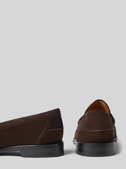 Produktfoto, Loafer aus echtem Veloursleder Modell 'STEVEN' von Vagabond in Dunkelbraun, Lederoptik, runde Schuhspitze, Blockabsatz, Schlupf/offen, Materialverarbeitung Veloursleder, echtes Rindsleder, strukturierte Oberfläche