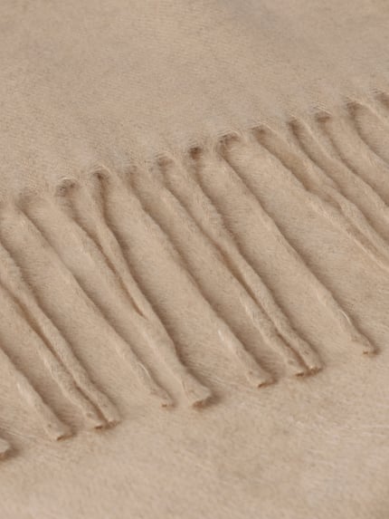 Produktfoto, Schal mit Fransen Modell 'Cashmink' von FRAAS, beige Strick-Optik, rechteckiges Design, weiche Textur, Detailaufnahme.