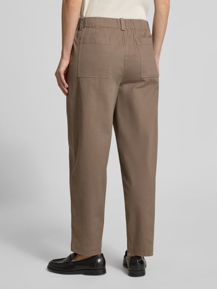Vrouwenmodel draagt Barrel Fit broek uit katoenmix van Marc O'Polo, look: effen, pasvorm: barrel fit, twill, achterzakken, katoenmix. Ganzekijken achteraanzicht