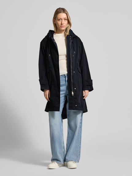 Frauenmodel trägt Regular Fit Parka aus reiner Baumwolle von Marc O'Polo, Optik: Unifarben, Klappentaschen, Langarm, Ganzkörperansicht von vorne.