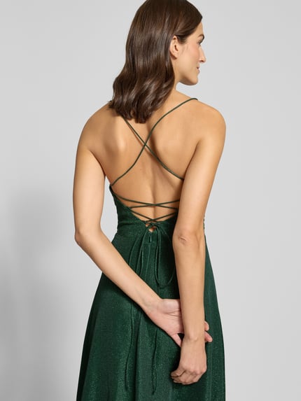 Frauenmodel trägt Regular Fit Abendkleid in Glitzer-Optik von Luxuar, dunkelgrün, Spaghettiträger, Schnür- und Reißverschluss, Wickel-Optik, Rückenlänge 129 cm, Brustweite 32 cm, Ganzkörperansicht Rückansicht.