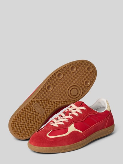 Produktfoto, Sneaker mit Schnürverschluss von ALOHAS in Rot mit beiger Akzentfarbe, strukturierte braune Sohle, echtes Leder, runde Spitze