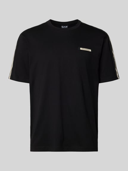 Produktfoto, Regular Fit T-Shirt mit Logo-Patch von EA7 Emporio Armani aus Reine Baumwolle in Schwarz, Rundhalsausschnitt, Rückenlänge 52 cm bei Größe M.
