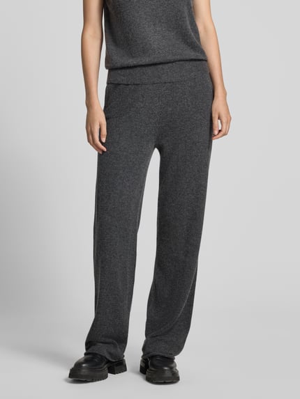 Frauenmodel trägt Hose aus Lanawoll-Mix mit Kaschmir-Anteil Modell 'LOTTIMO' von MM by Max Mara, dunkelgrau, elastischer Bund, Straight Fit, Nahaufnahme Oberkörper, Damen Hose, Bundweite S 36 cm, Innenbeinlänge S 76 cm.