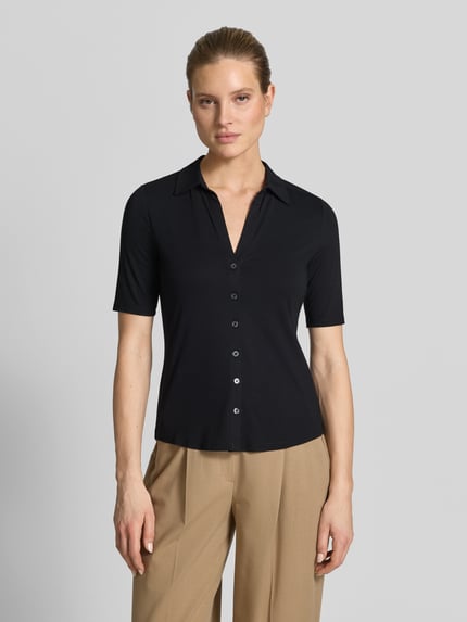 Frauenmodel trägt Regular Fit 3/4-Shirt aus Viskose-Mix von Marc O'Polo in Schwarz, unifarben, Label Patch, Nahaufnahme Oberkörper.