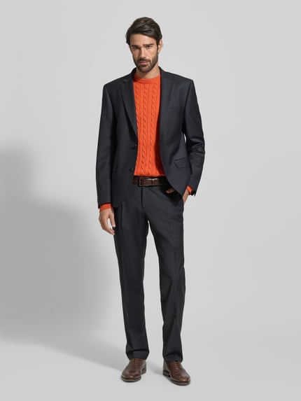 Männermodel trägt Strickpullover mit gerippten Abschlüssen von Christian Berg Men in Orange, kombiniert mit Anzug, Reine Baumwolle, Regular-Fit, Rundhalsausschnitt, Ganzkörperansicht von vorne.