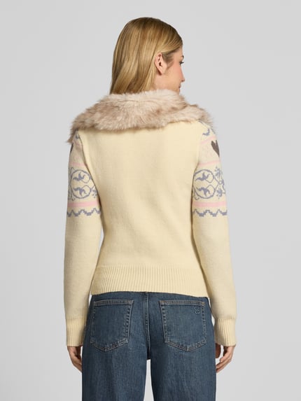 Frauenmodel trägt Slim Fit Strickjacke mit Kunstfellkragen Modell 'EQUESTRIAN' von DAISY STREET in Creme mit Muster, Ganzkörperansicht Rückansicht. Rückenlänge 50 cm, Ärmellänge 63 cm, Allover-Look, Zweiwege-Reißverschluss.
