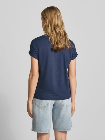 Frauenmodel trägt Regular Fit T-Shirt aus Viskose-Mix Modell 'MOSTER' von Only in Dunkelblau zu Jeansshorts, Damen T-Shirt, Ganzkörperansicht Rückansicht.