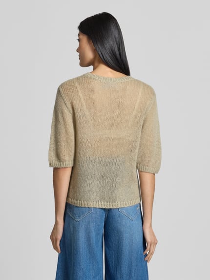 Frauenmodel trägt Regular Fit Pullover aus Schurwoll-Modal-Mix Modell 'C_Farezza' von BOSS Orange in Beige, lockere Strickstruktur, Ganzkörperansicht Rückansicht.