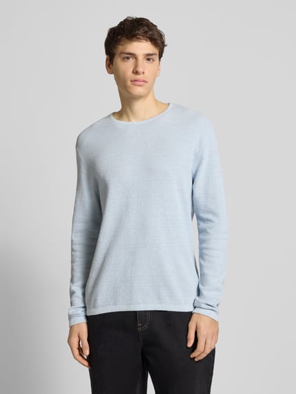 Männermodel trägt hellblauen Strickpullover mit geripptem Rundhalsausschnitt Modell 'GEORGE' von Jack & Jones, lockerer Schnitt, Nahaufnahme Oberkörper.