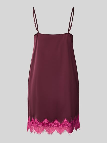 Produktfoto, Regular Fit Nachthemd mit Spitzenbesatz von Jake*s Casual w kolorze burgundowym z różowym obszyciem koronką, gładka powierzchnia