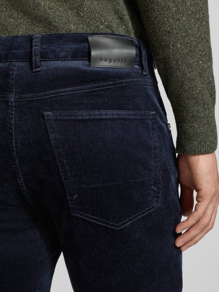 bugatti Straight Fit Cordhose aus elastischem Baumwoll-Mix Marine 3