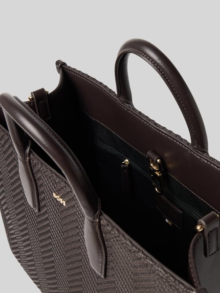 Produktfoto, torba na ramię z odpinanym paskiem model 'Sandy' od BOSS, faktura skóry, brązowy kolor, detal wnętrza, torebka damska