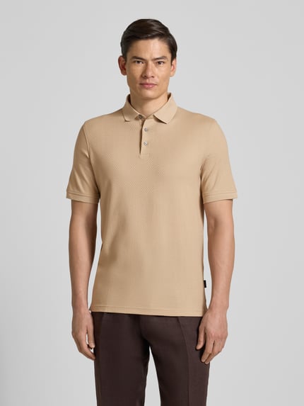 Mannenmodel draagt Slim Fit Poloshirt met structuurpatroon van bugatti in beige, puur katoen, knoopsluiting, slim fit, voorkant, totale lichaamsweergave.