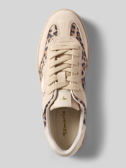 Produktfoto, Low Top Sneaker aus echtem Leder von Tamaris in beige mit all-over dierenprint, labelpatch, contraststrepen, geprofileerde zool, velours materiaalverwerking