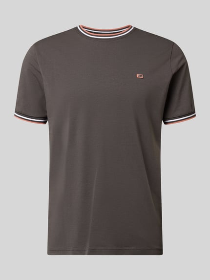 Produktfoto, T-Shirt mit Kontraststreifen und Rundhalsausschnitt von Christian Berg Men, grau mit weißen und roten Details, Regular Fit, Baumwoll-Elasthan-Mix, Rückenlänge 71 cm in Größe M.