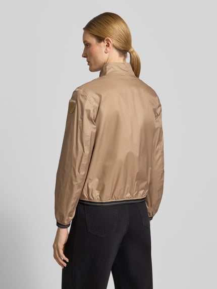 Vrouwenmodel draagt Jacke mit Zweiwege-Reißverschluss Modell 'ANNABEL' van Blauer Usa, regular fit, steekzakken, labeldetails, ruglengte 58 cm, schouderbreedte 42 cm, borstwijdte 50 cm, mouwlengte 60 cm, zandkleur, gladde textuur, achterkant, volledige lichaamsaanzicht rugaanzicht.