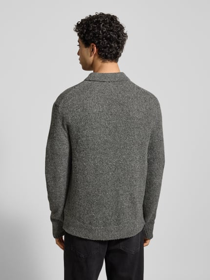Männermodel trägt Strickpullover aus Woll-Mix mit Polokragen von Calvin Klein Jeans, Regular-Fit, Rückenlänge 76 cm, Ganzkörperansicht Rückansicht.