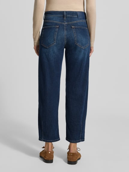 Frauenmodel trägt Regular Fit Barrel Jeans mit Used-Waschung Modell 'ELIN' von CAMBIO im dunklen Denim mit sichtbaren Nähten, Ganzkörperansicht Rückansicht. Optik: Denim, Used Look, 5-Pocket-Design, Knopf und verdeckter Reißverschluss, Material: Dark Wash Faded Denim.