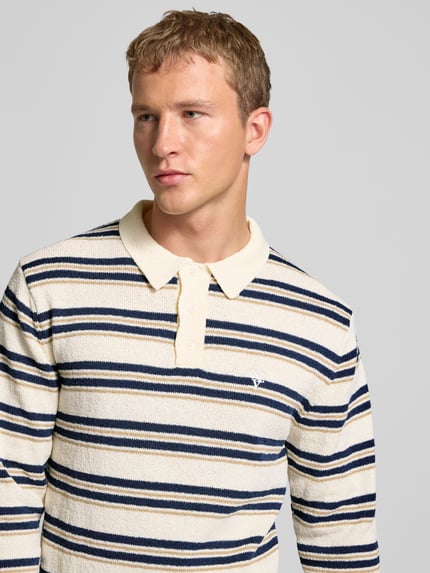 Männermodel trägt Strickpullover mit Polokragen in Bouclé-Optik von REVIEW im Streifenmuster, Nahaufnahme Oberkörper.