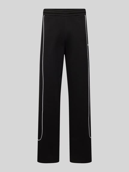 Produktfoto, schwarze Sweatpants mit elastischem Bund und Logo von REVIEW, reine Baumwolle, weiße Seitenlinien, Relaxed Fit, glatte Textur