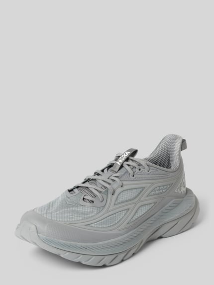 Produktfoto, Sneaker mit Label-Details und profilierter Sohle von HOKA in Hellgrau, abgerundete Form, Schnürverschluss, strukturierte Oberfläche