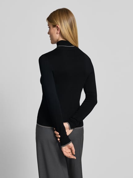 Vrouwenmodel draagt zwart slim fit shirt met lange mouwen van viscosemix Model 'MAGLIA CHIUSA' van Liu Jo White, opstaande kraag, logodetail, ruglengte maat S 57 cm, mouwlengte maat S 66 cm, rugaanzicht.