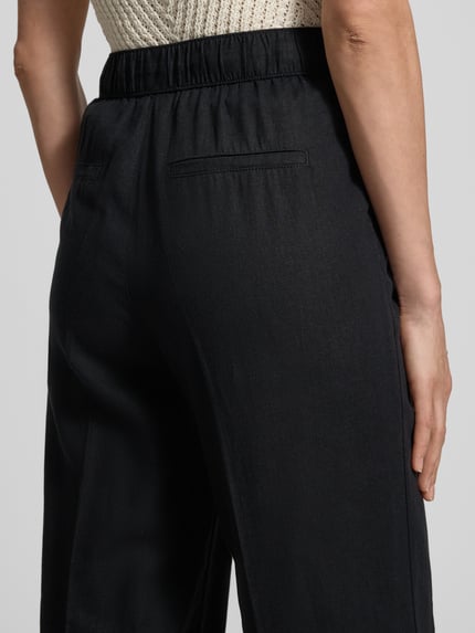 Frauenmodel trägt Relaxed Fit Weite Hose aus Leinen-Viskose-Mix von s.Oliver RED LABEL, unifarben, elastischer Bund, Detailaufnahme Rückansicht