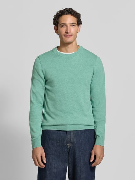 Männermodel trägt Strickpullover aus Baumwoll-Kaschmir-Mix mit Rundhalsausschnitt von MCNEAL in Mintgrün, Regular Fit, Ganzkörperansicht von vorne. Rückenlänge 70 cm, Ärmellänge 74 cm.