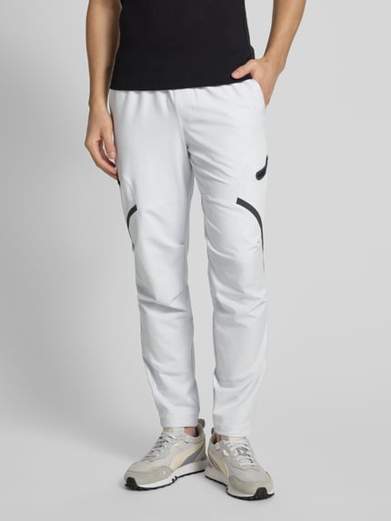 Under Armour Relaxed Fit Trainingshose mit Cargotaschen Modell 'Unstoppable' Hellgrau 4