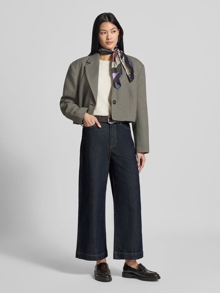 Vrouwenmodel draagt Relaxed Fit Jeans aus Baumwoll-Mix van s.Oliver BLACK LABEL, donkerblauw, rechte pijpen, Ganzkörperansicht van voren.