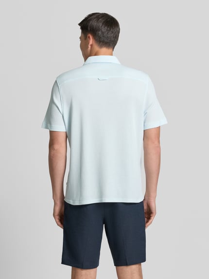 Männermodel trägt Regular Fit Freizeithemd aus Baumwoll-Mix von s.Oliver RED LABEL in Hellblau mit Waffelstruktur, Rückansicht, Ganzkörperansicht.
