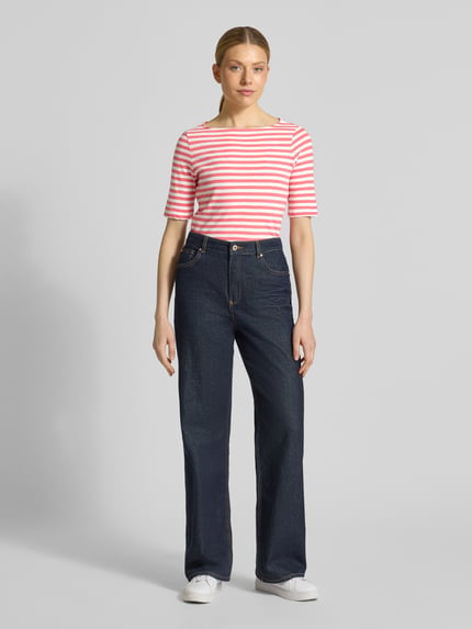 Vrouwenmodel draagt Regular Fit T-Shirt uit pure katoen van Tom Tailor, two tone look, U-boothals, korte mouwen, voorkant volledige lichaamsaanzicht.